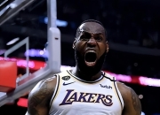 爱游戏- faker回头看奖杯 