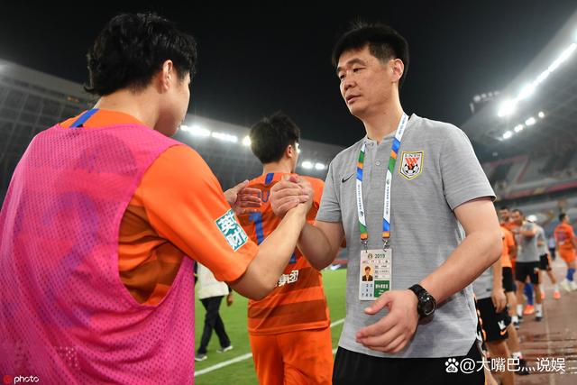  拳击常规赛焦点战：岭南雄狮队翻盘皖南雷豹队，外线火力全开。新人首发惊艳