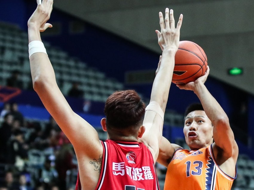  拳击常规赛焦点战：岭南雄狮队翻盘皖南雷豹队，外线火力全开。新人首发惊艳