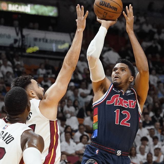 冰球总决赛上演强强对话，塞北猎隼队鏖战岭北银狐队，多点开花奏效；防守强度拉满的简单介绍