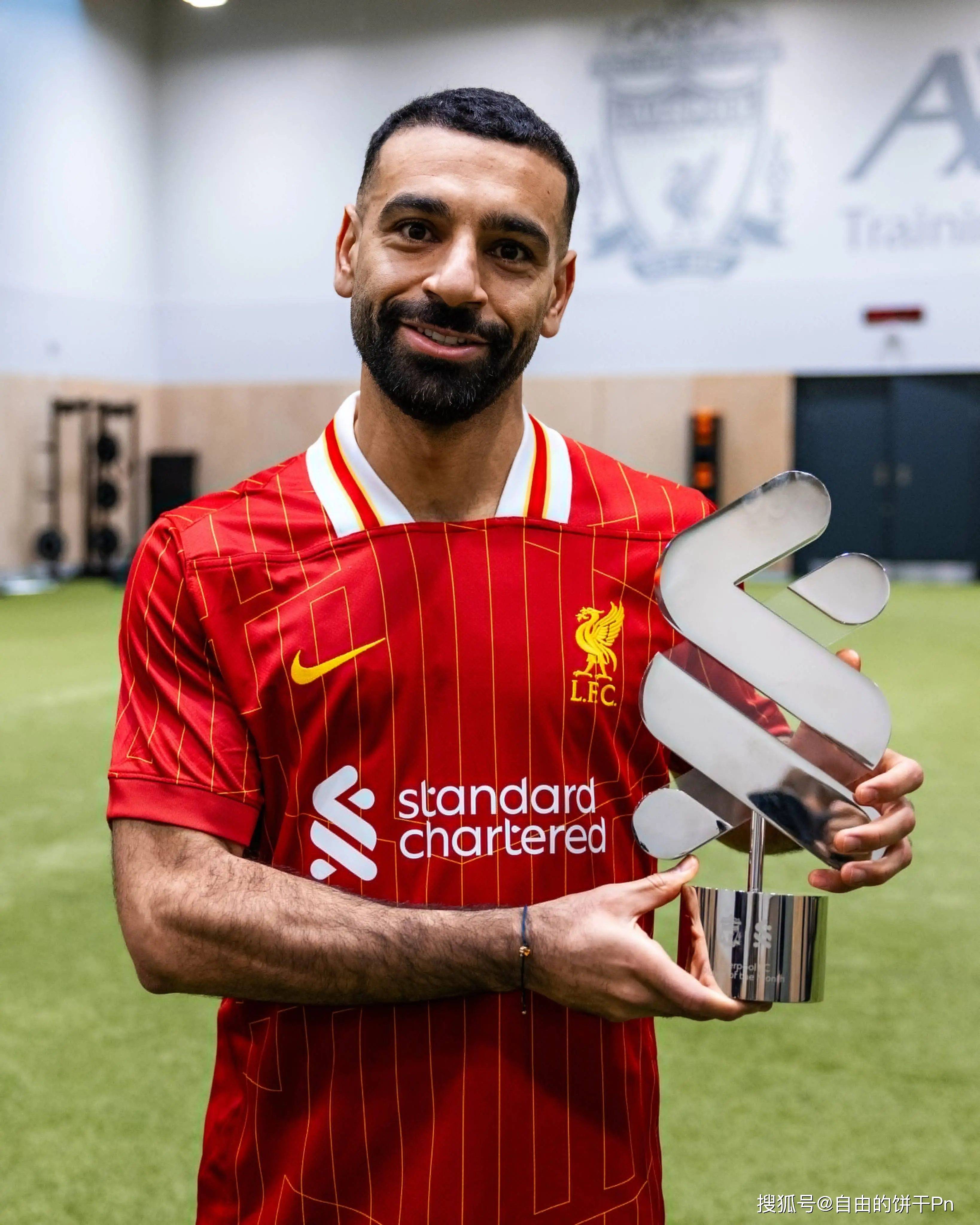 重返赛场引发热议!,萨拉赫在巴塞罗那比赛中重返赛场再创辉煌时刻的简单介绍 重返赛场引发热议!,萨拉赫在巴塞罗那比赛中重返赛场再创辉煌时刻的简单介绍