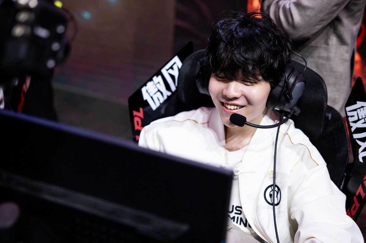 FPX前途光明！，Rookie新星锐不可当表现突出气势如虹延续(电竞经理rookie招牌英雄)