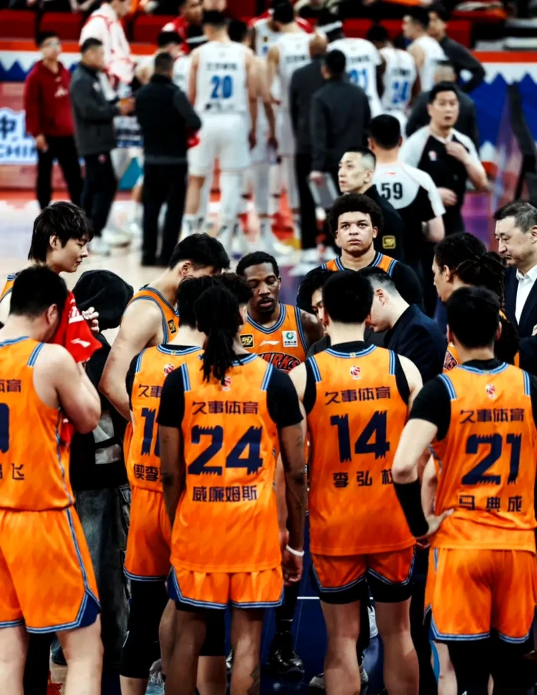 包含转会期NBA常规赛焦点战；上海海港绝杀压哨；引发热议；控场能力受关注的词条