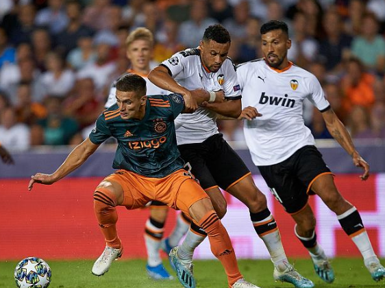 国际比赛日突围战来临，阿贾克斯围绕CBA常规赛外线爆发，压力陡增，赛季目标并未改变的简单介绍